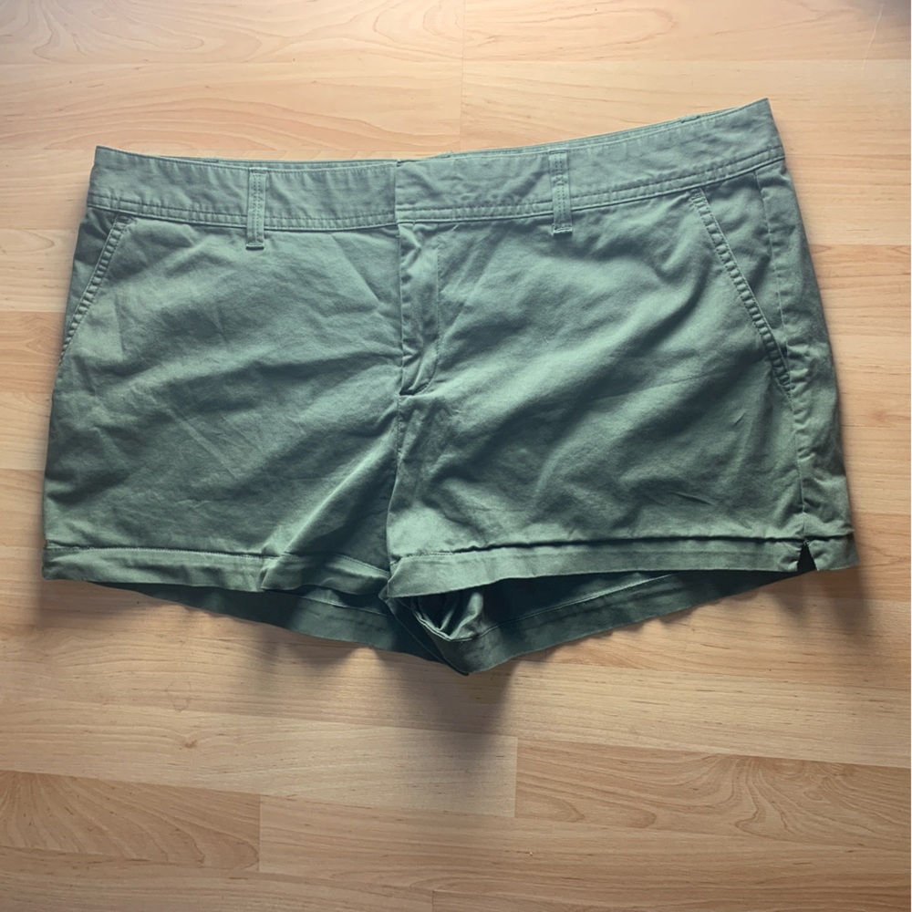 ⚡️3 for 25⚡️GAP City Shorts Women’s Size 18 Olive Green Mid Rise Casual Chino